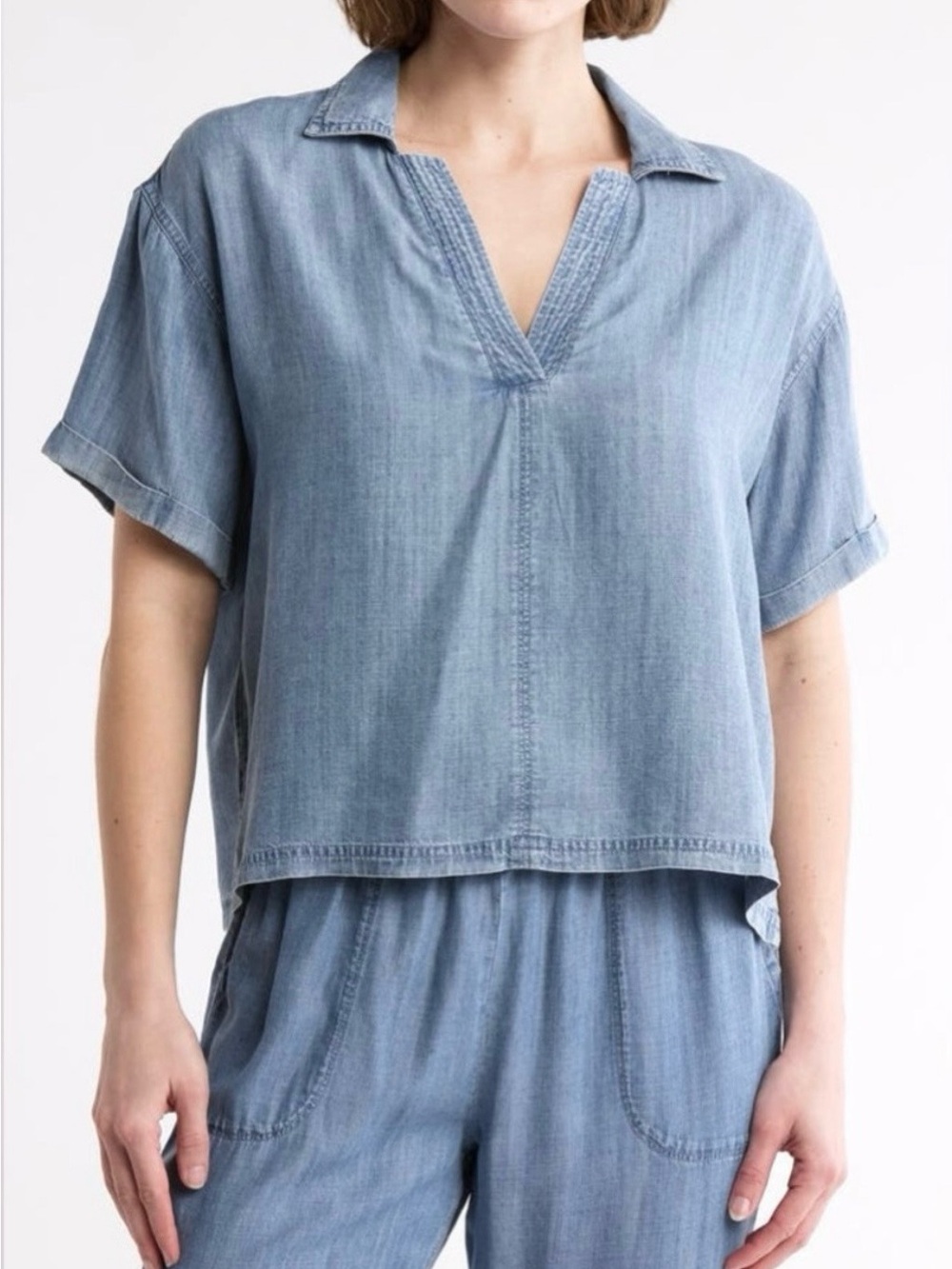 Splendid Chambray Polo Lyocell Denim Look V-Neck Blouse Top Size Medium - Picture 2 of 6